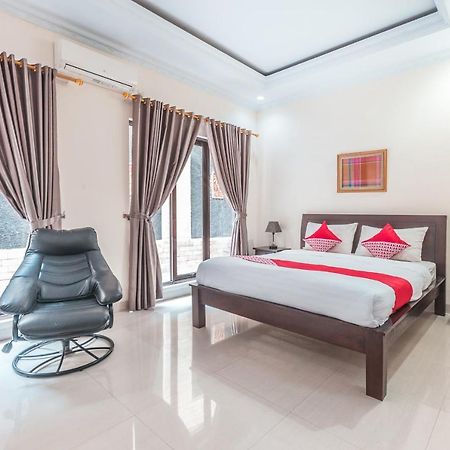Oyo 1667 Wisma Lux Barkah Jakarta Buitenkant foto