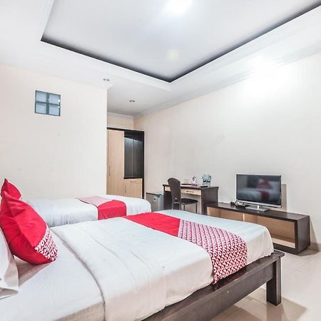 Oyo 1667 Wisma Lux Barkah Jakarta Buitenkant foto