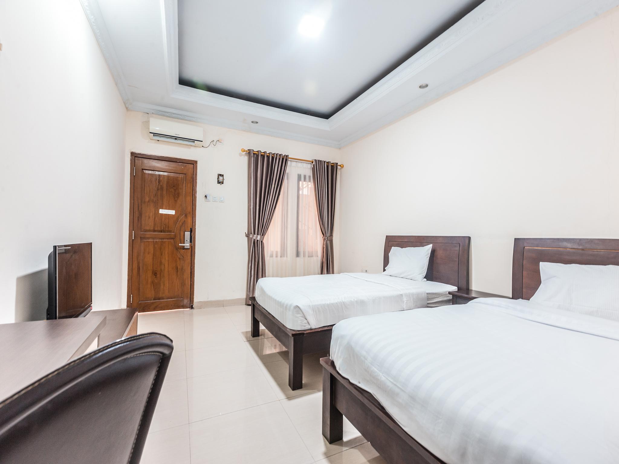 Oyo 1667 Wisma Lux Barkah Jakarta Buitenkant foto