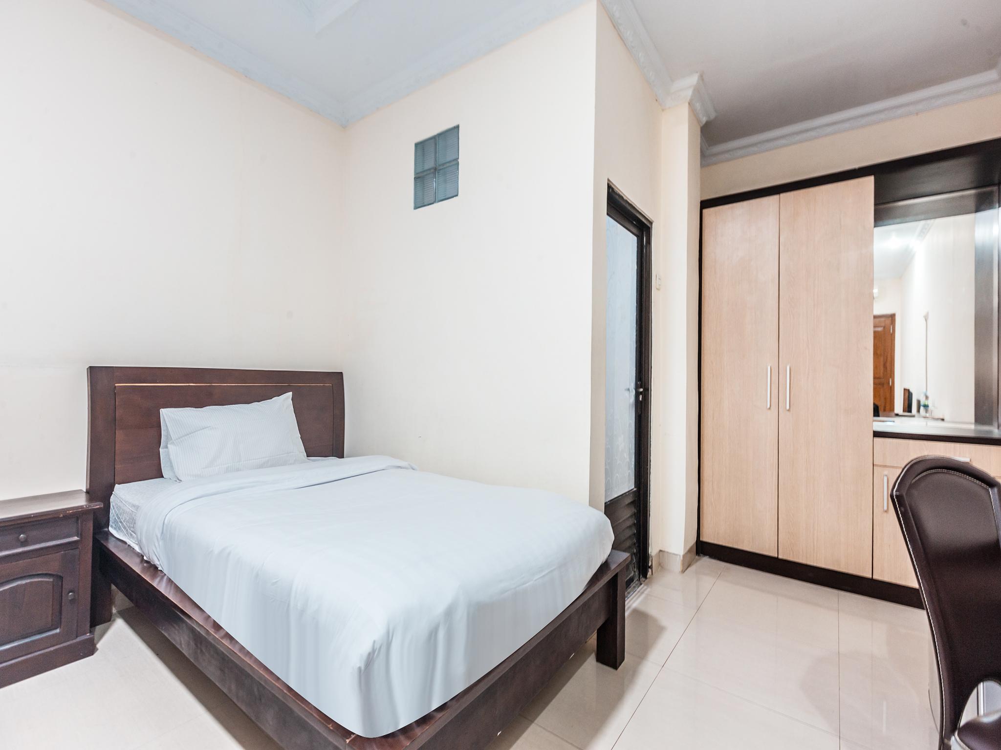 Oyo 1667 Wisma Lux Barkah Jakarta Buitenkant foto
