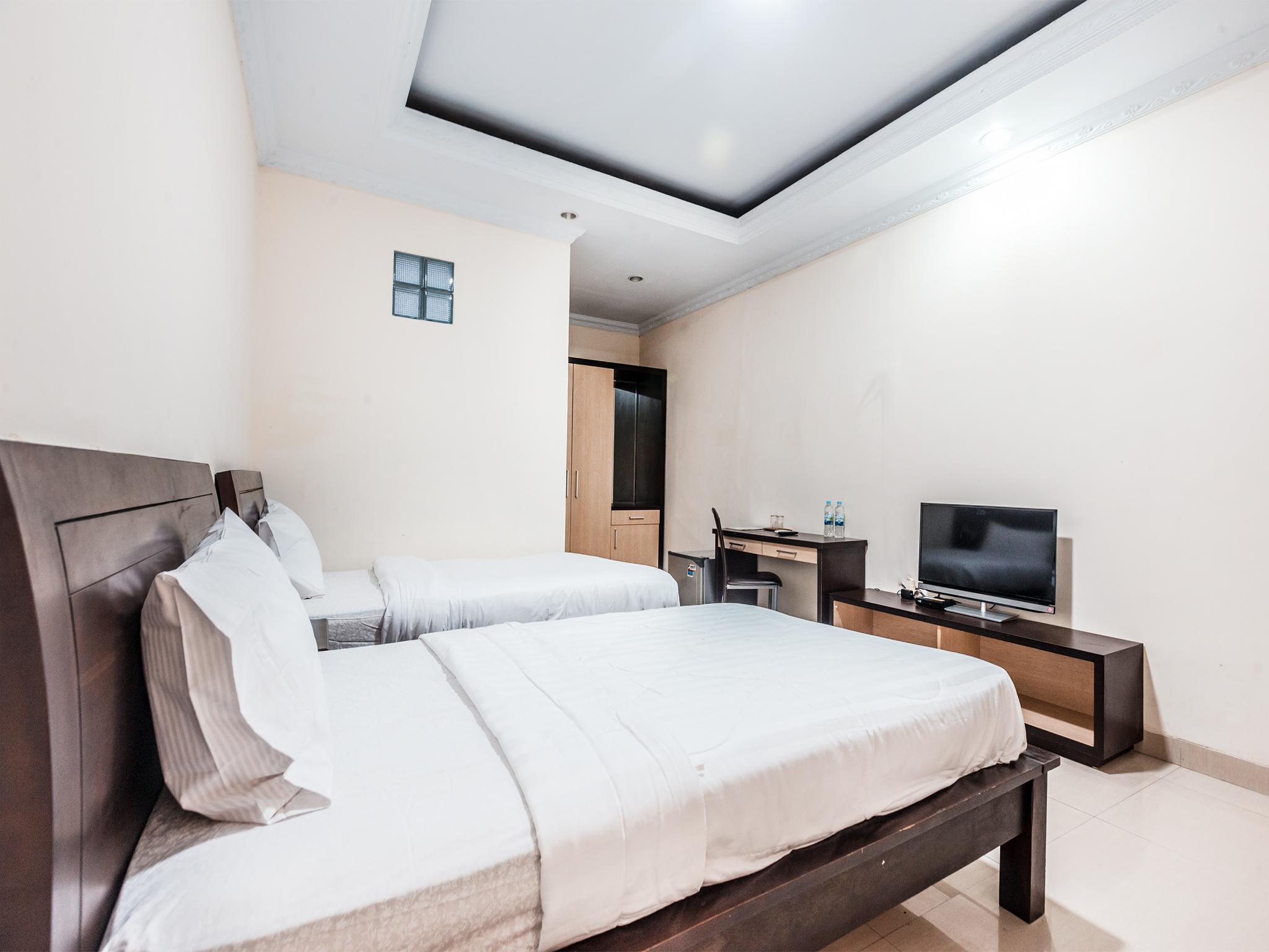 Oyo 1667 Wisma Lux Barkah Jakarta Buitenkant foto