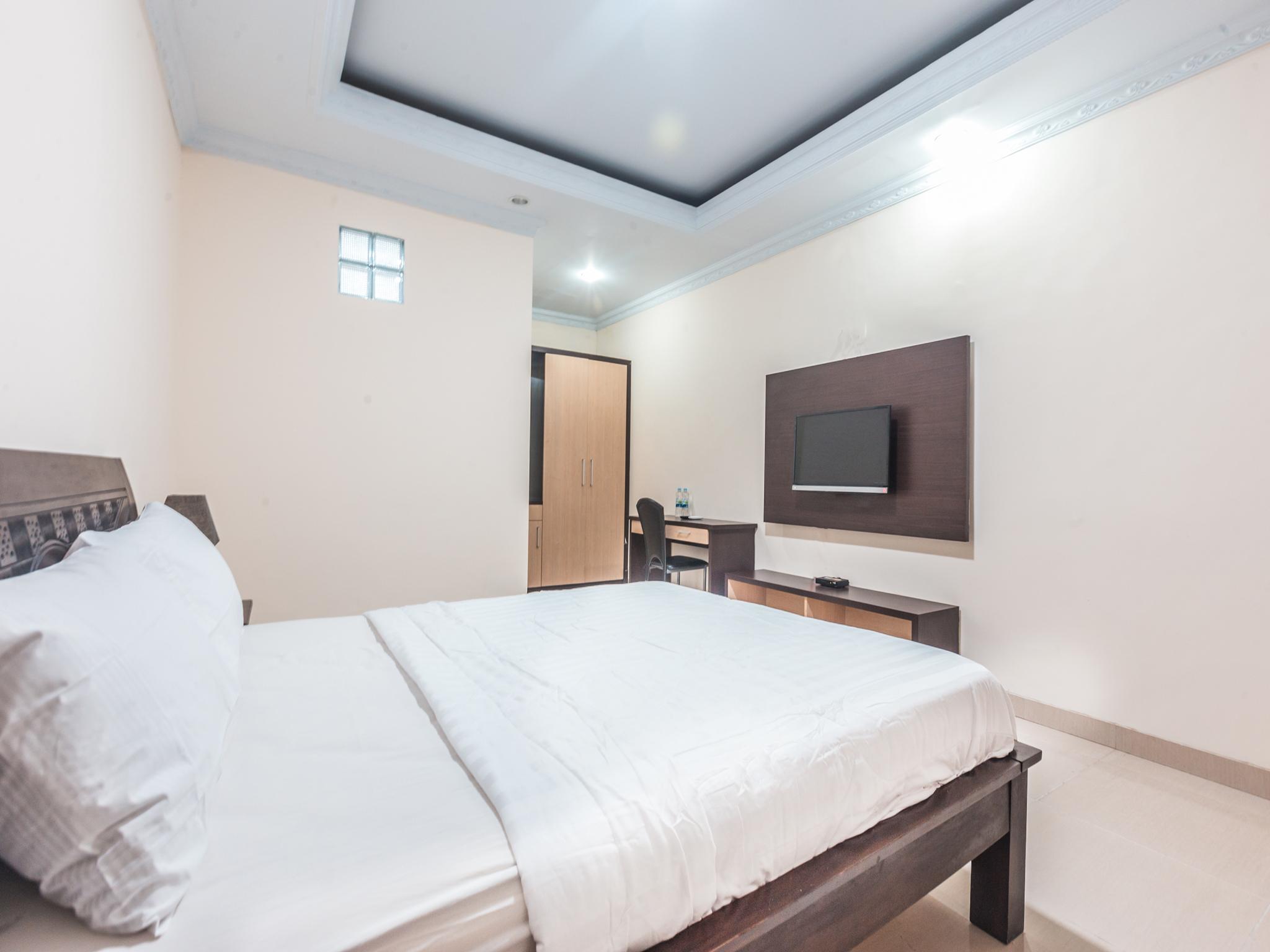 Oyo 1667 Wisma Lux Barkah Jakarta Buitenkant foto