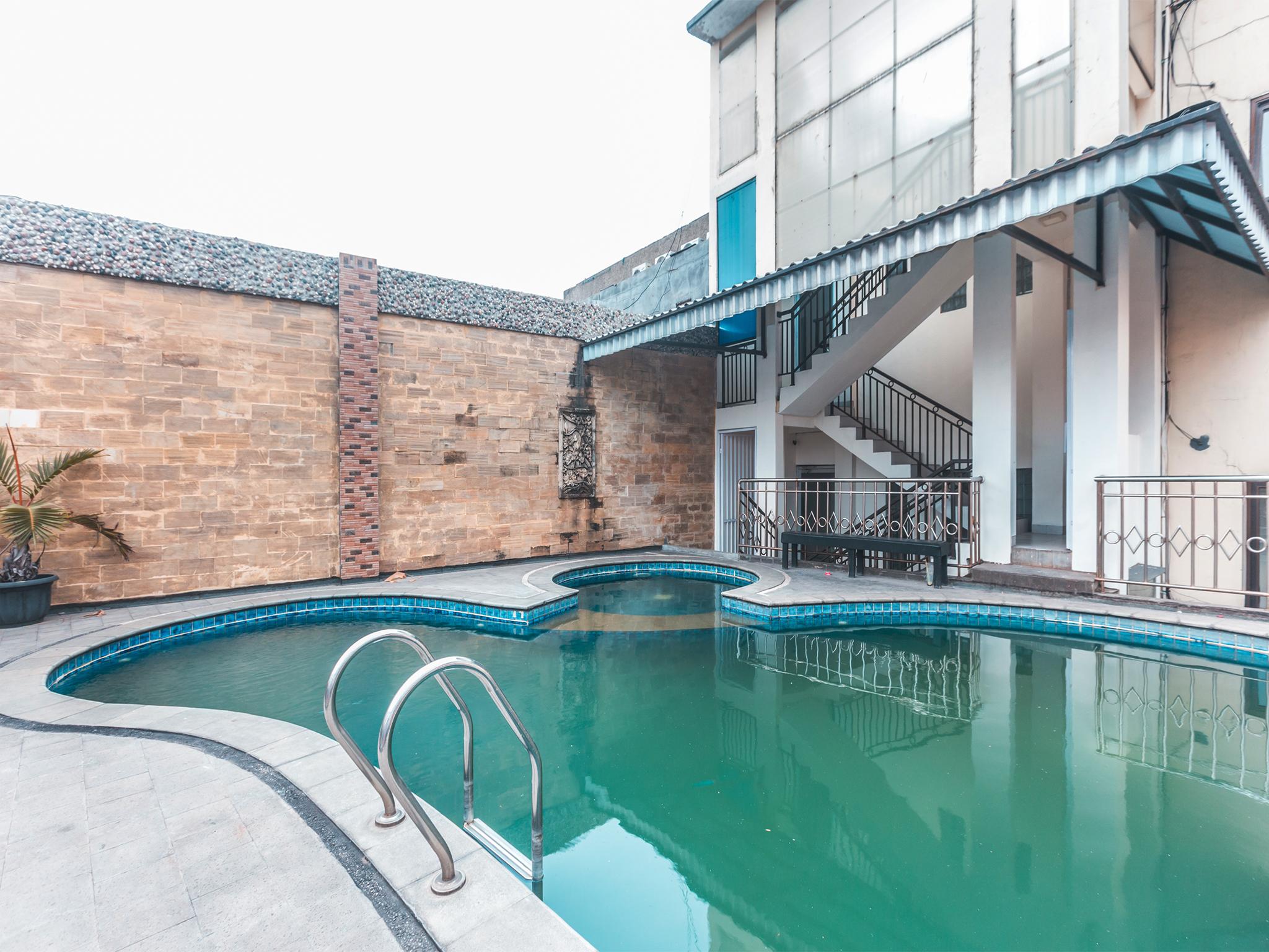 Oyo 1667 Wisma Lux Barkah Jakarta Buitenkant foto
