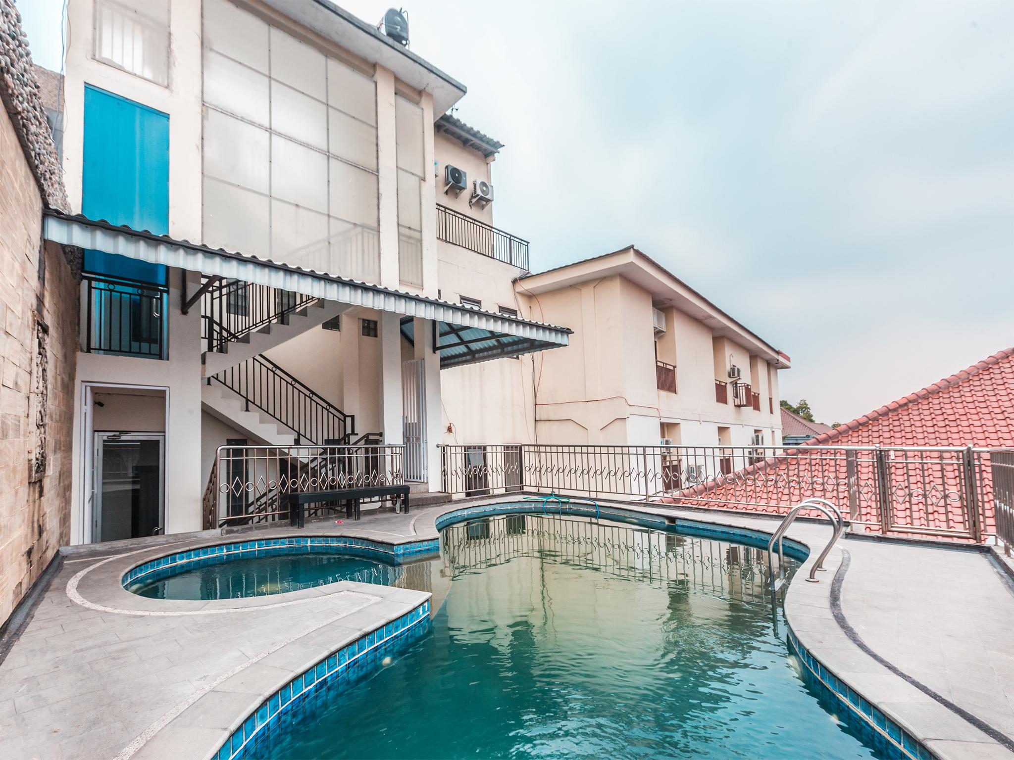 Oyo 1667 Wisma Lux Barkah Jakarta Buitenkant foto