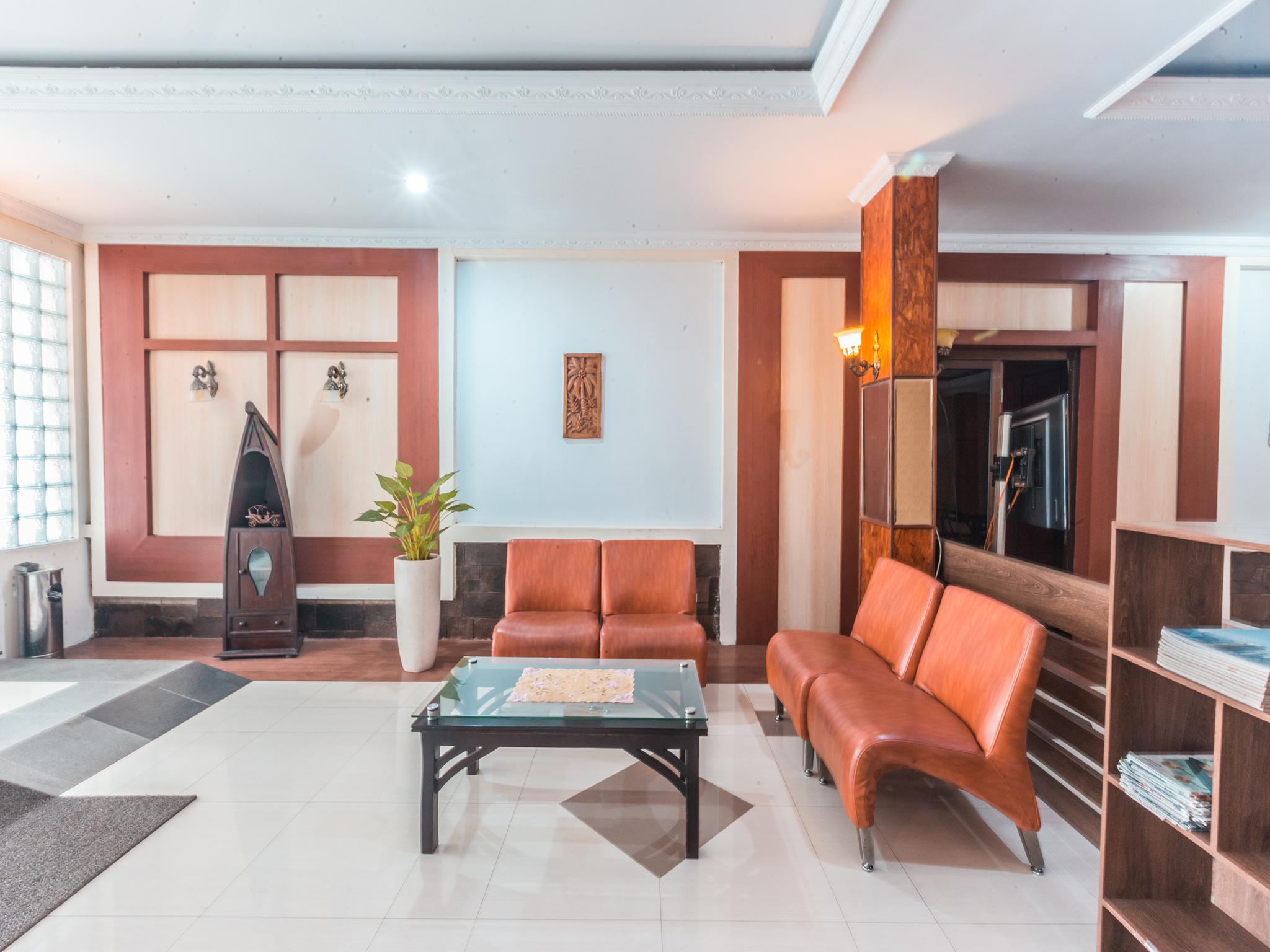 Oyo 1667 Wisma Lux Barkah Jakarta Buitenkant foto