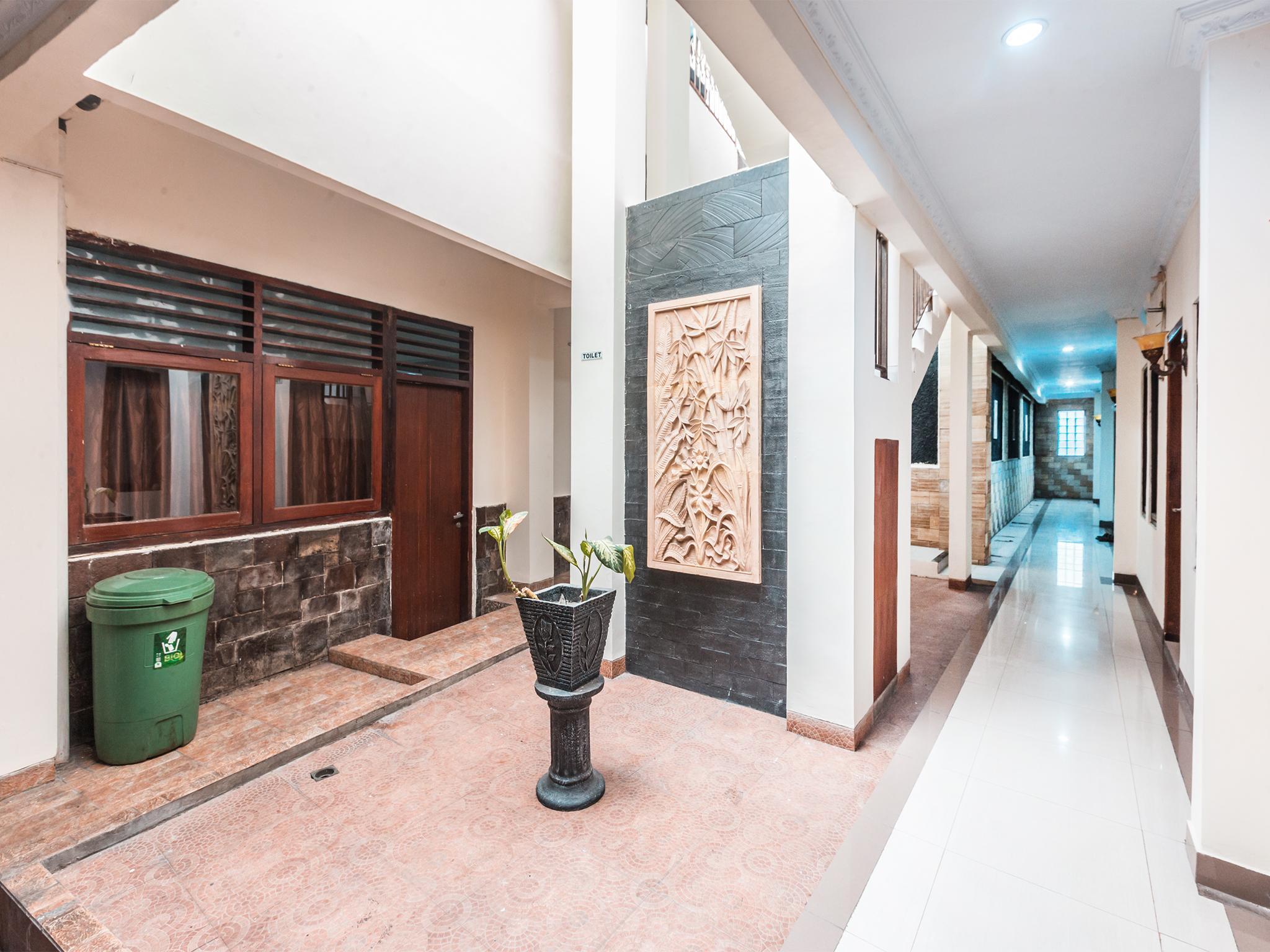 Oyo 1667 Wisma Lux Barkah Jakarta Buitenkant foto