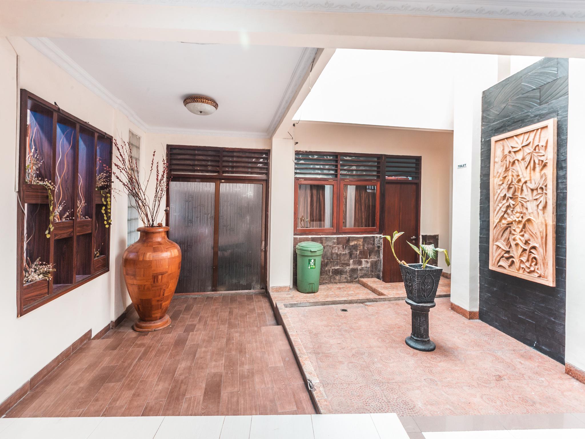 Oyo 1667 Wisma Lux Barkah Jakarta Buitenkant foto