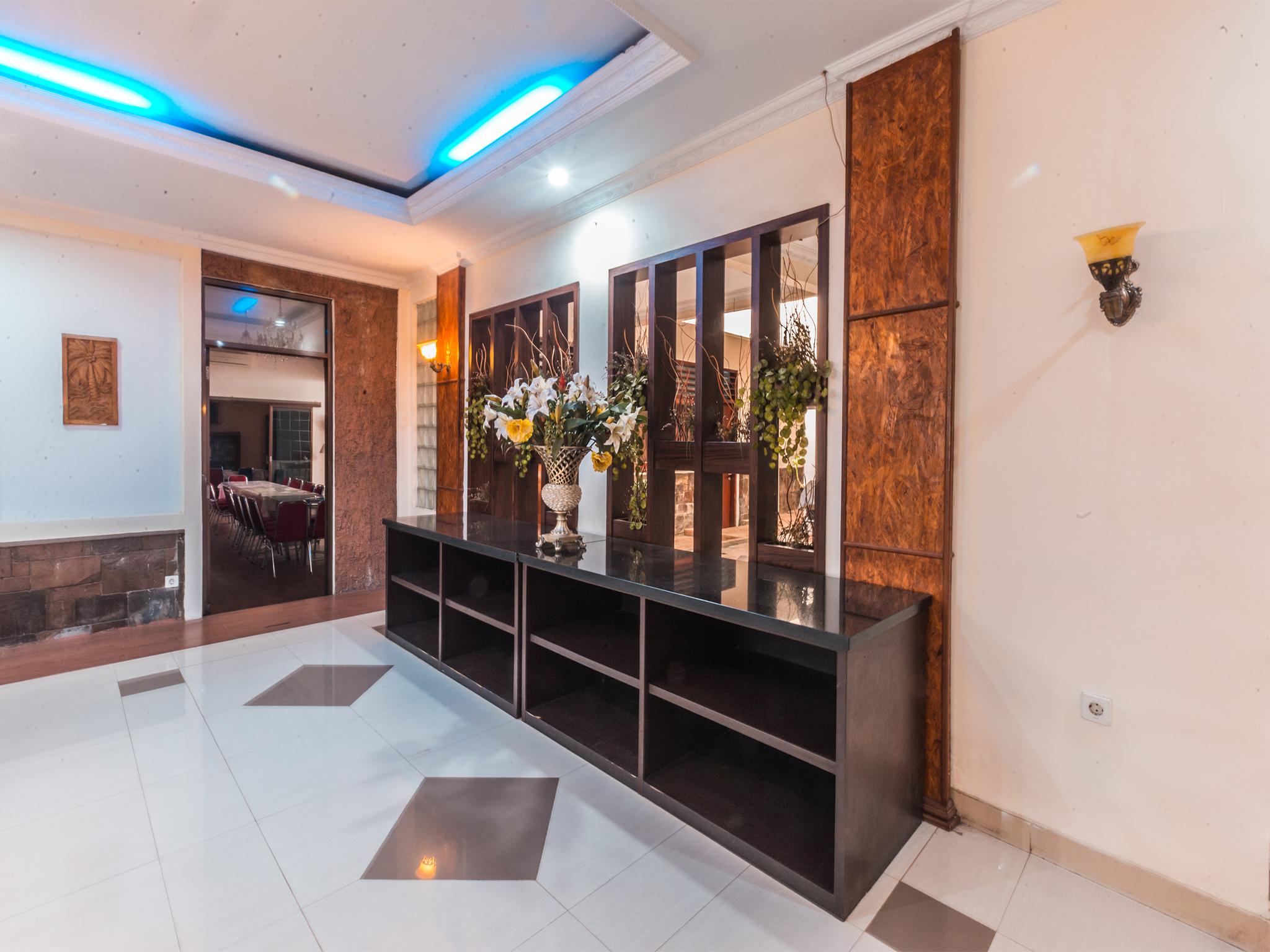 Oyo 1667 Wisma Lux Barkah Jakarta Buitenkant foto