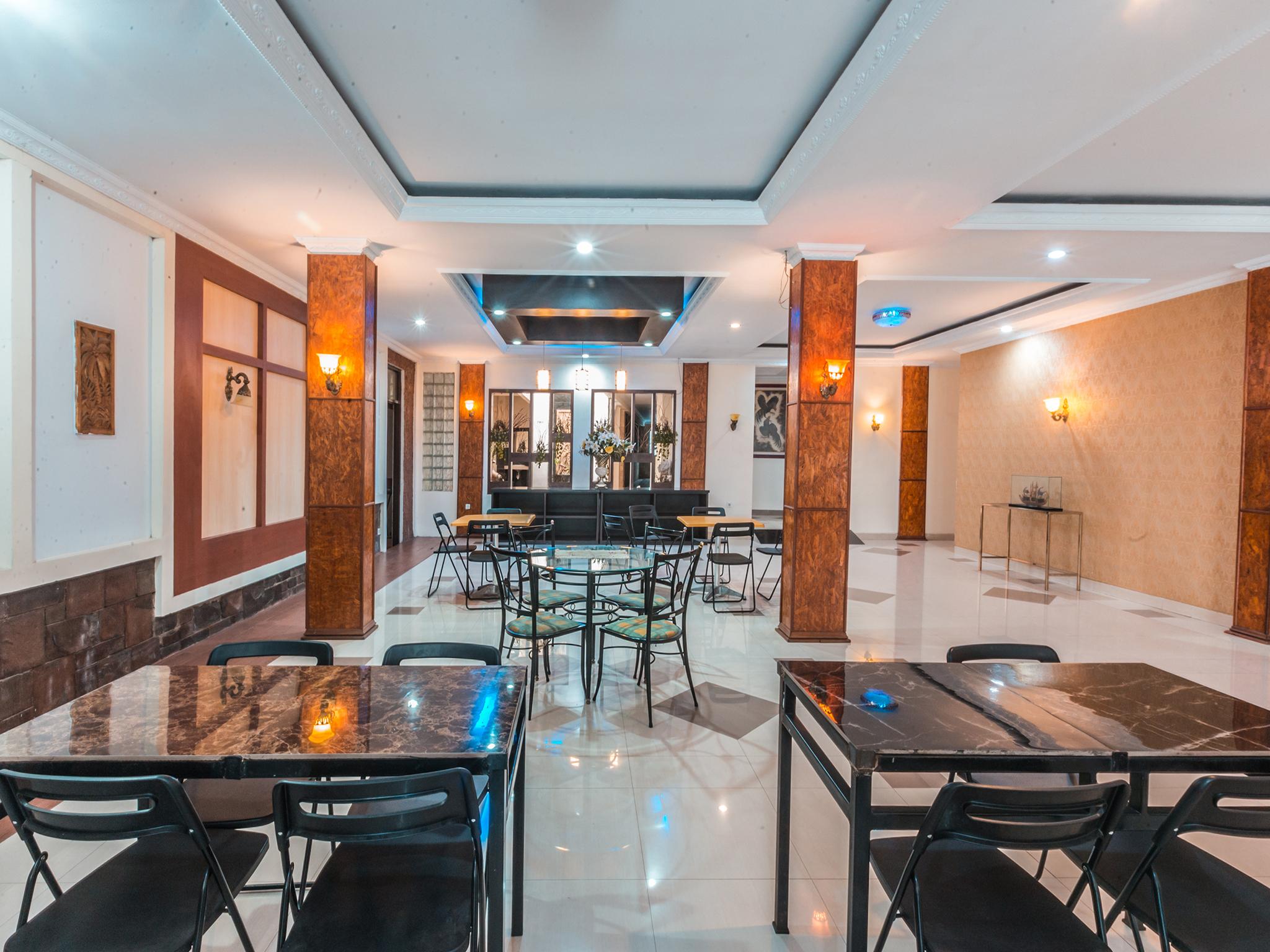 Oyo 1667 Wisma Lux Barkah Jakarta Buitenkant foto