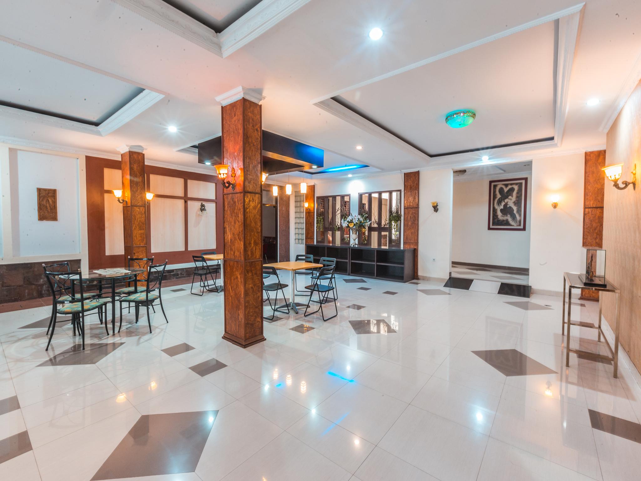 Oyo 1667 Wisma Lux Barkah Jakarta Buitenkant foto