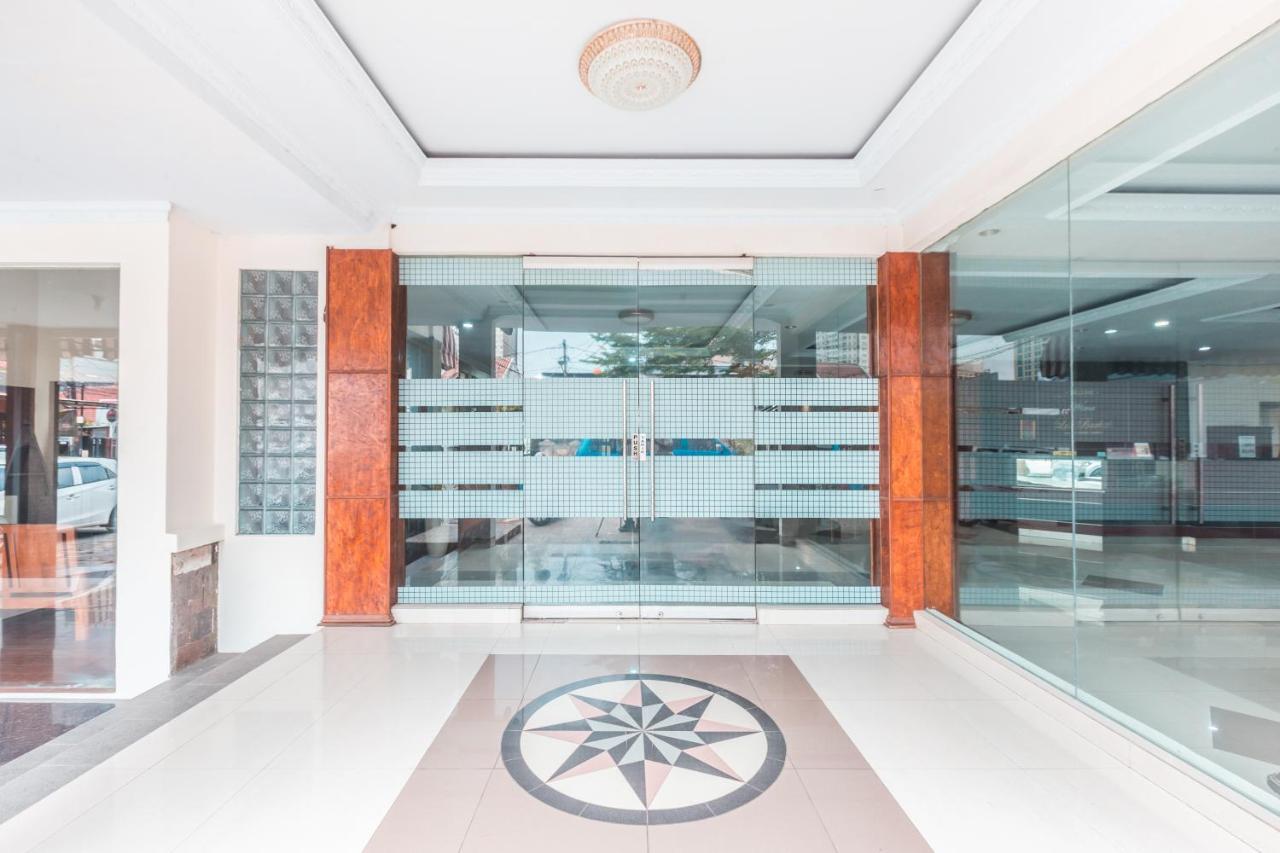 Oyo 1667 Wisma Lux Barkah Jakarta Buitenkant foto