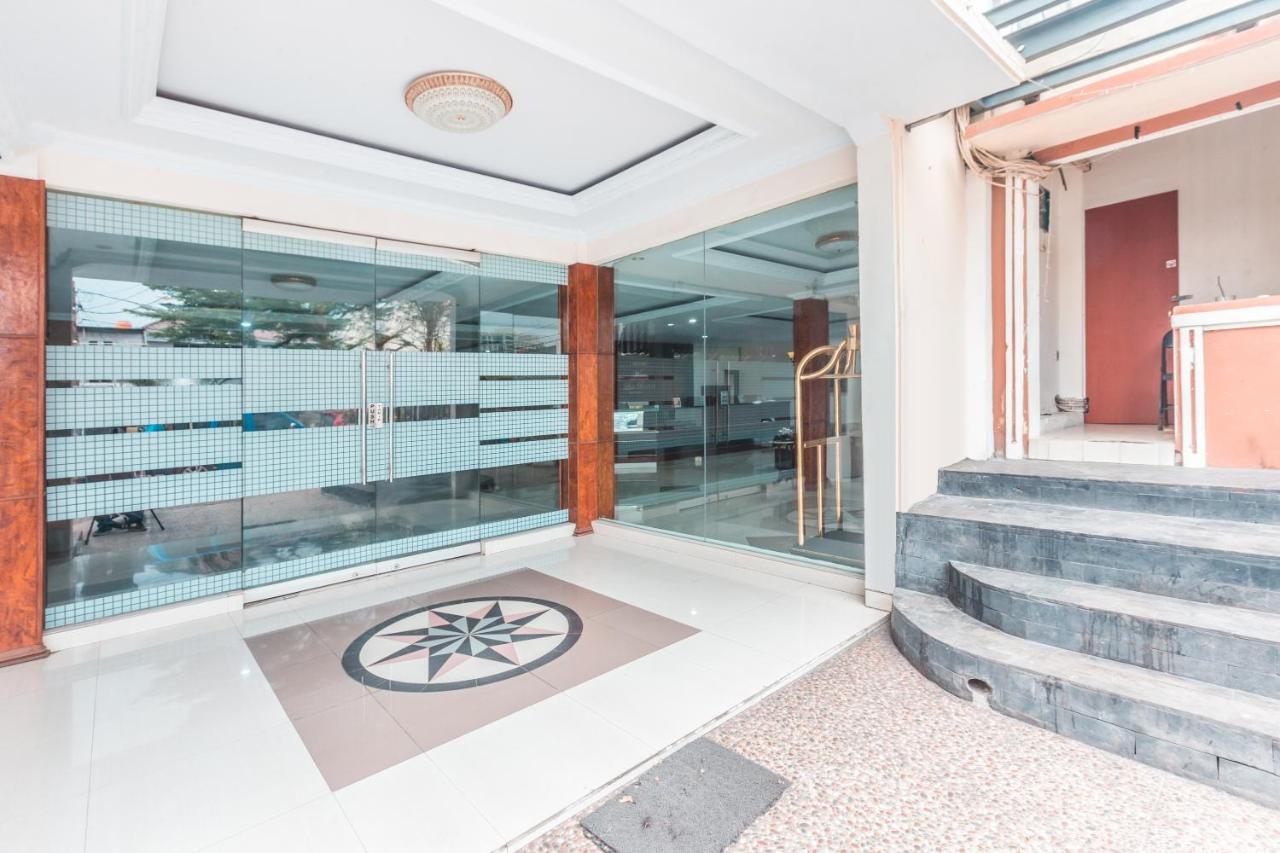 Oyo 1667 Wisma Lux Barkah Jakarta Buitenkant foto