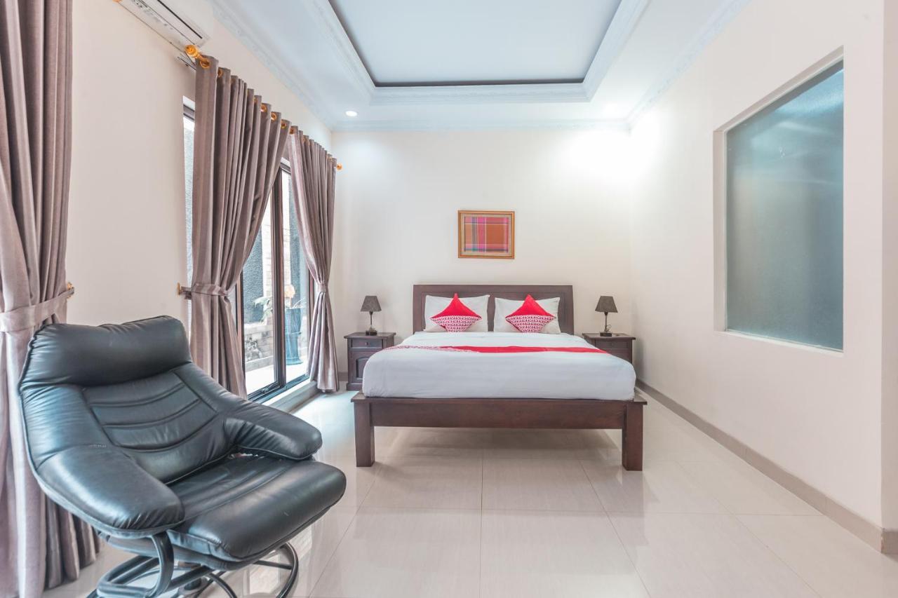 Oyo 1667 Wisma Lux Barkah Jakarta Buitenkant foto